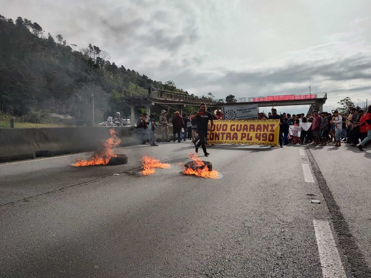 Manifestantes se reúnem na manhã desta terça-feira (30)