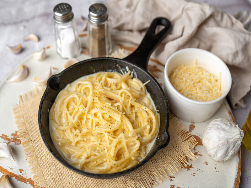 Panela preta com macarrão com molho branco
