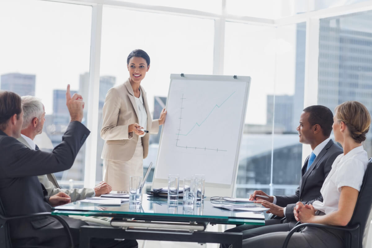 Mulher realizando apresentação durante reunião corporativa