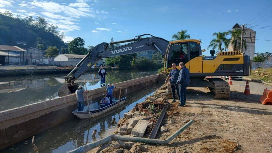Em momentos de maré alta, está sendo utilizado para instalar reforço no muro