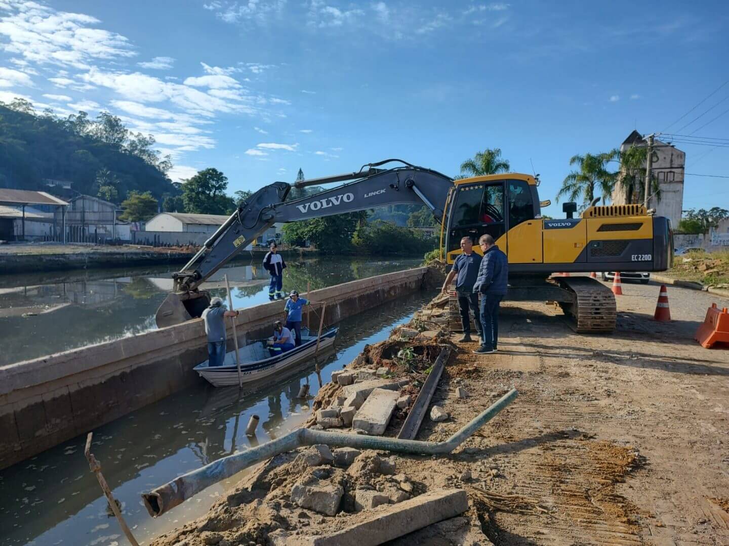 Em momentos de maré alta, está sendo utilizado para instalar reforço no muro