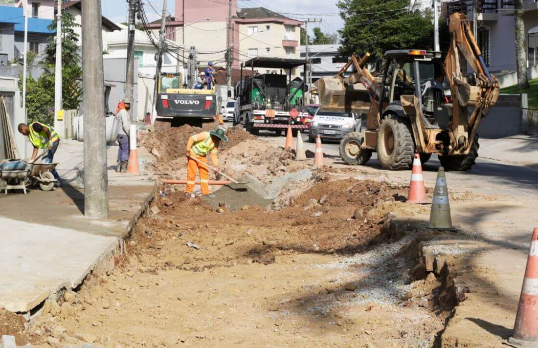 Obras na rua Copacabana começaram em março do ano passado