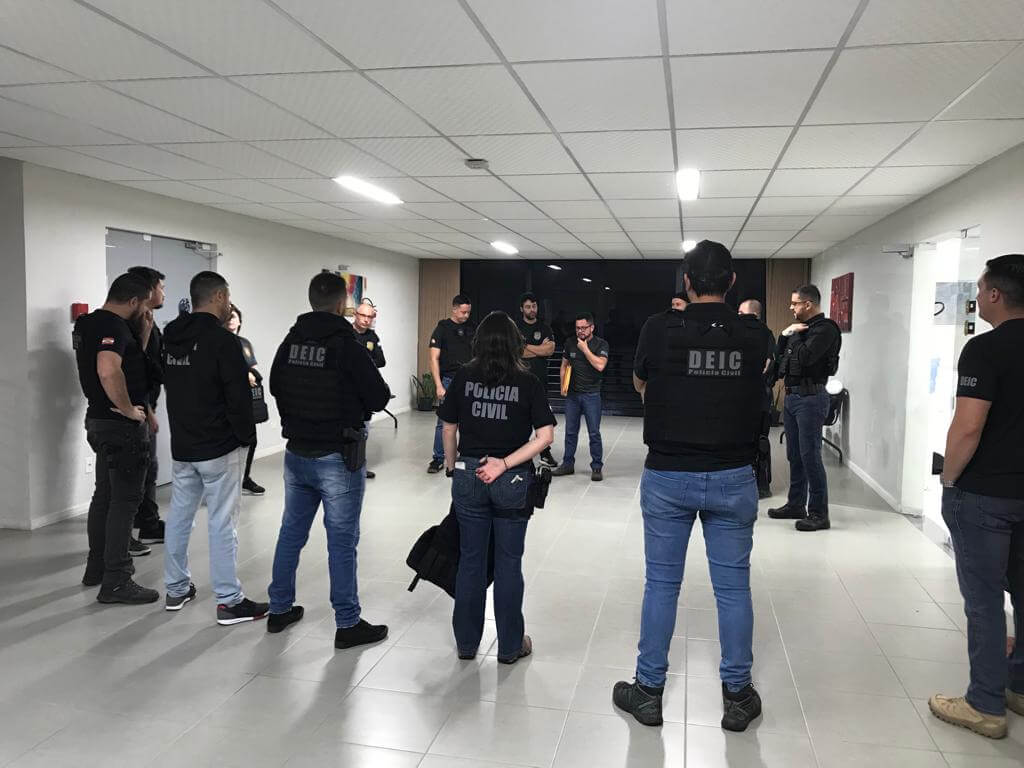 Ao menos seis mandados de busca e apreensão foram cumpridos (Foto: Polícia Civil/Divulgação)