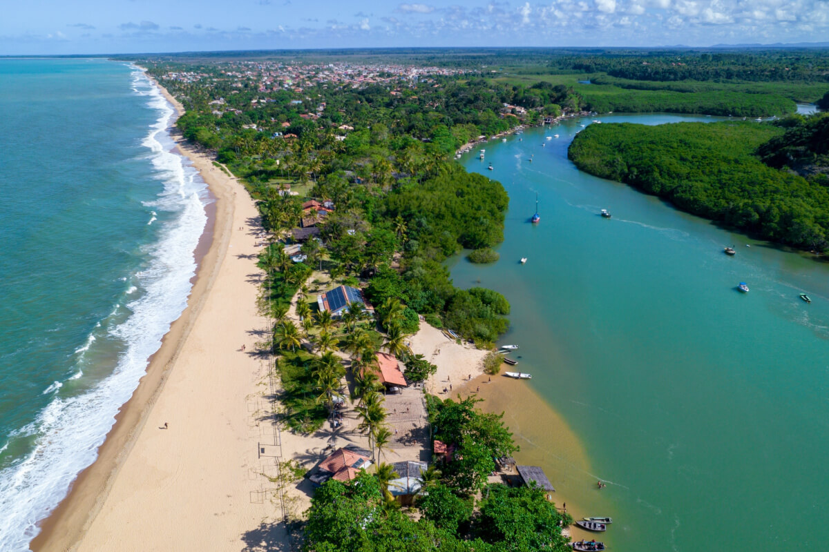 Vista aérea da praia de Caraiva, Porto Seguro, Bahia.