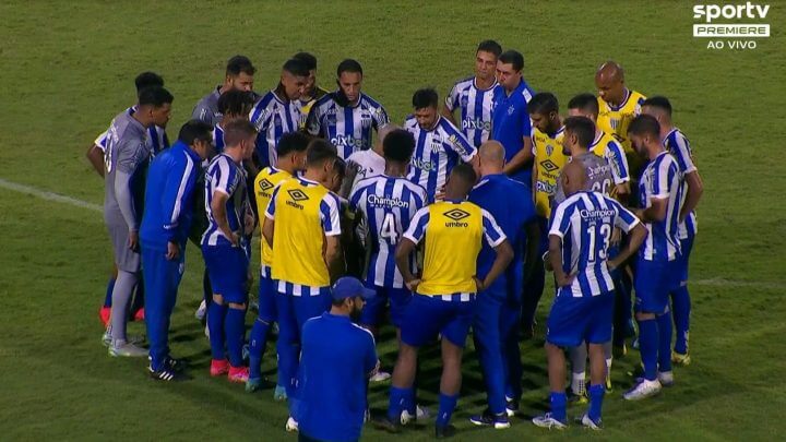 Alex reúne jogadores no gramado da Ressacada após perder por 3 a 0 para o Vila Nova