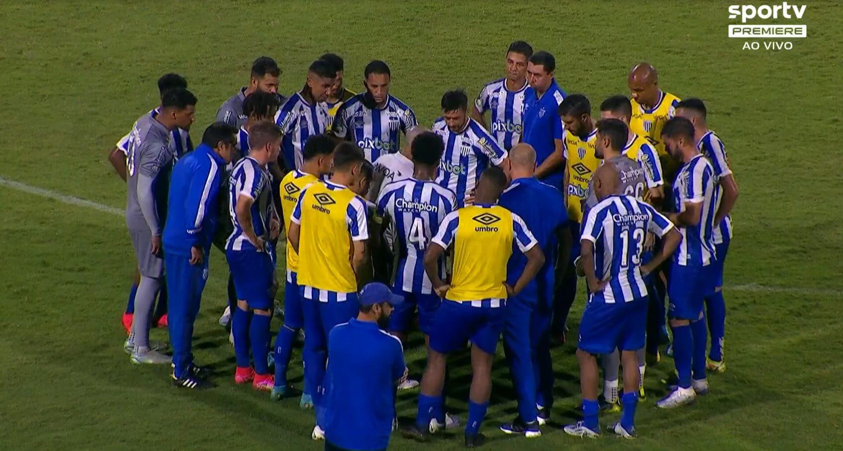 Alex reúne jogadores no gramado da Ressacada após perder por 3 a 0 para o Vila Nova