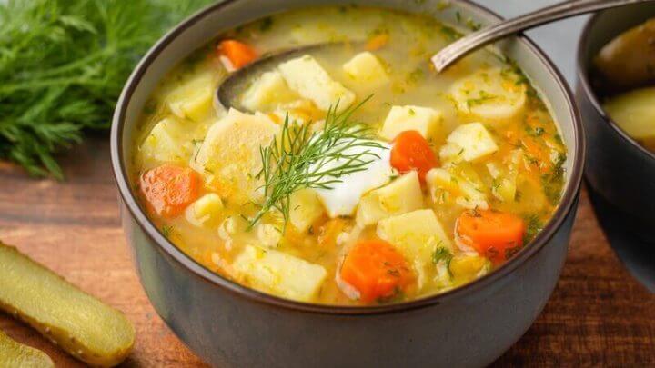 Recipiente com sopa de cenoura, pepino e batata