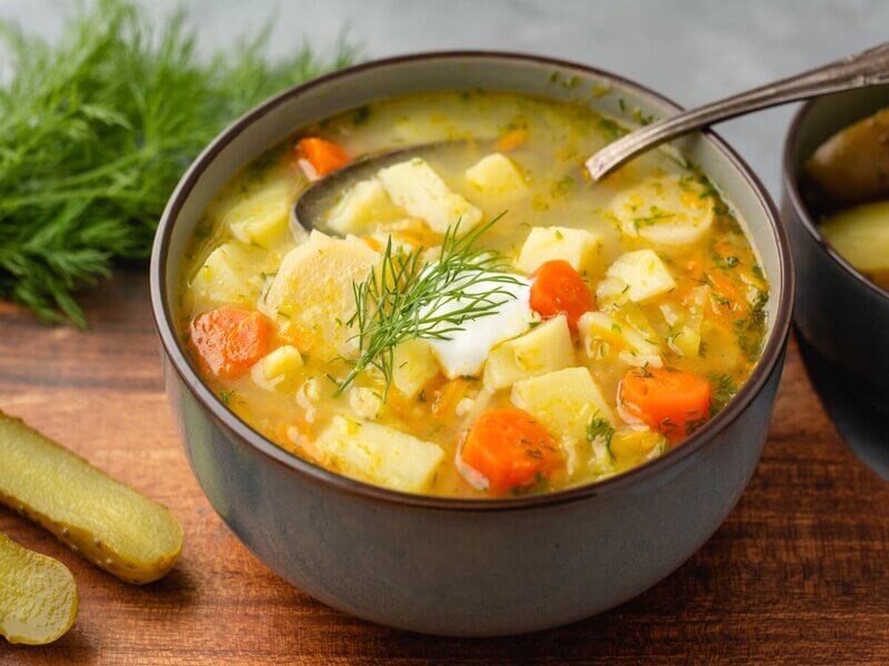 Recipiente com sopa de cenoura, pepino e batata