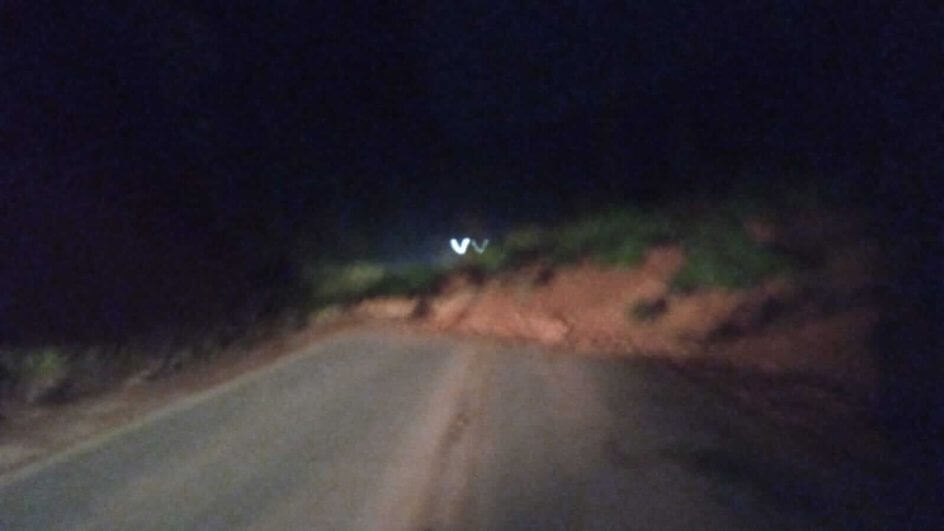 Queda de barreira chegou a interditar totalmente a pista na noite desta sexta-feira (5) (Foto: Redes sociais)