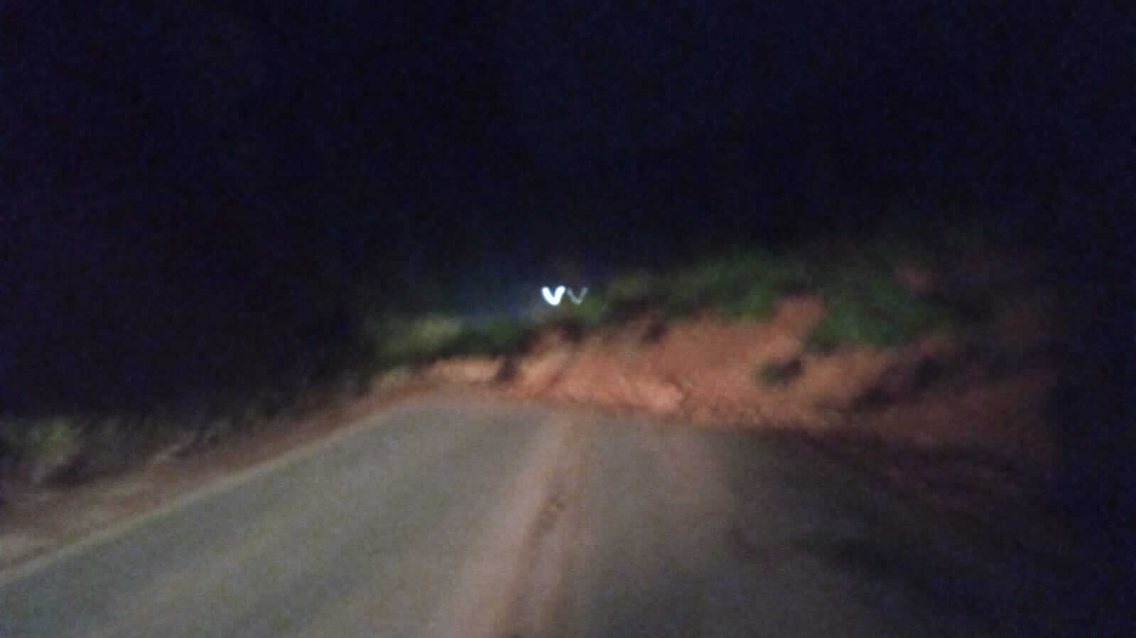 Queda de barreira chegou a interditar totalmente a pista na noite desta sexta-feira (5) (Foto: Redes sociais)