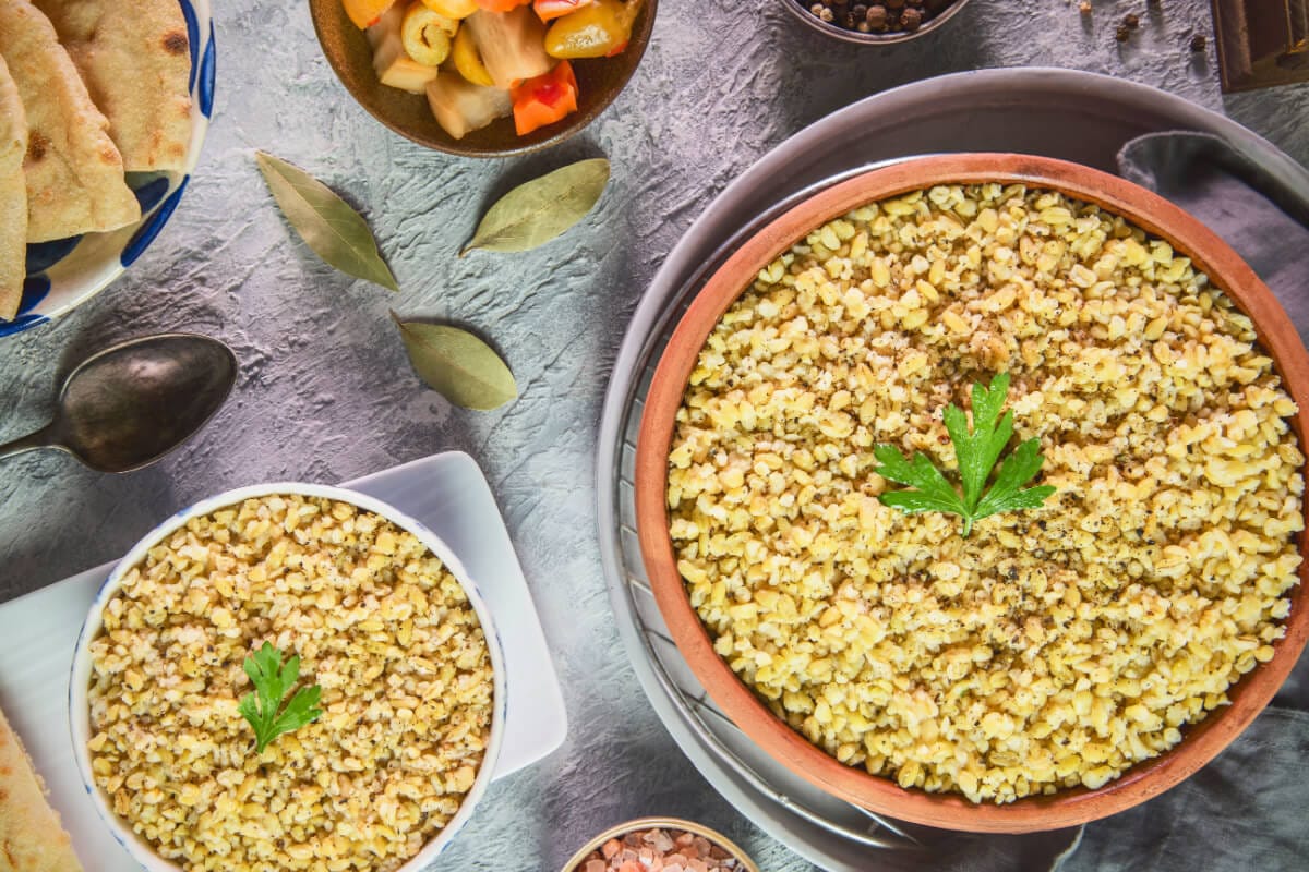 Grão de freekeh cru em tigela de madeira.