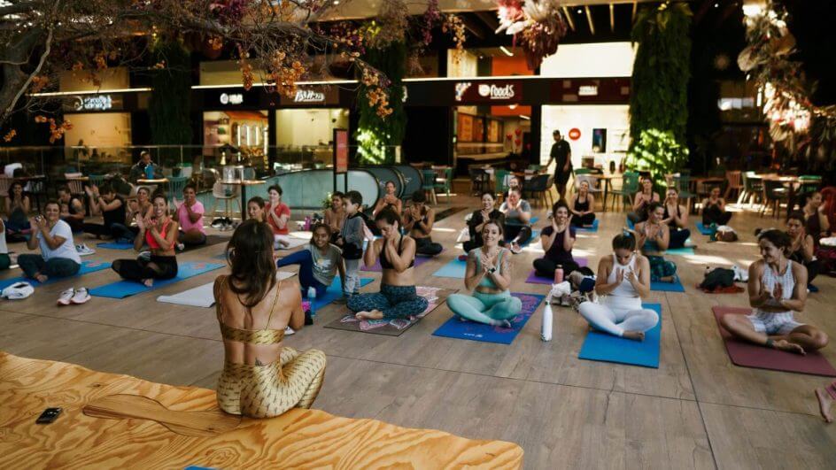 Aulão de yoga no Campeche foca em bem-estar; fotos