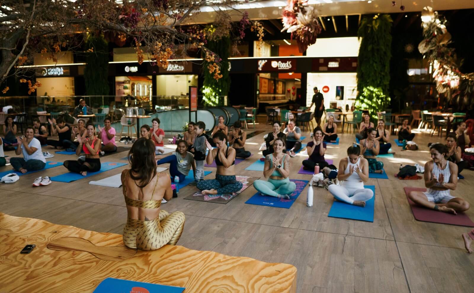 Aulão de yoga no Campeche foca em bem-estar; fotos