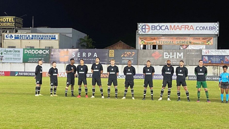 Figueirense entrou em campo com camisas que eram homenagem ao ídolo Albeneir
