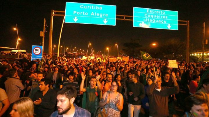 Protestos de junho de 2013 levaram multidão com pautas diversas às ruas também em SC