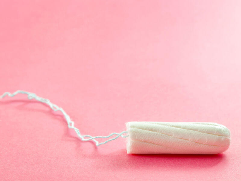 absorvente interno em fundo rosa