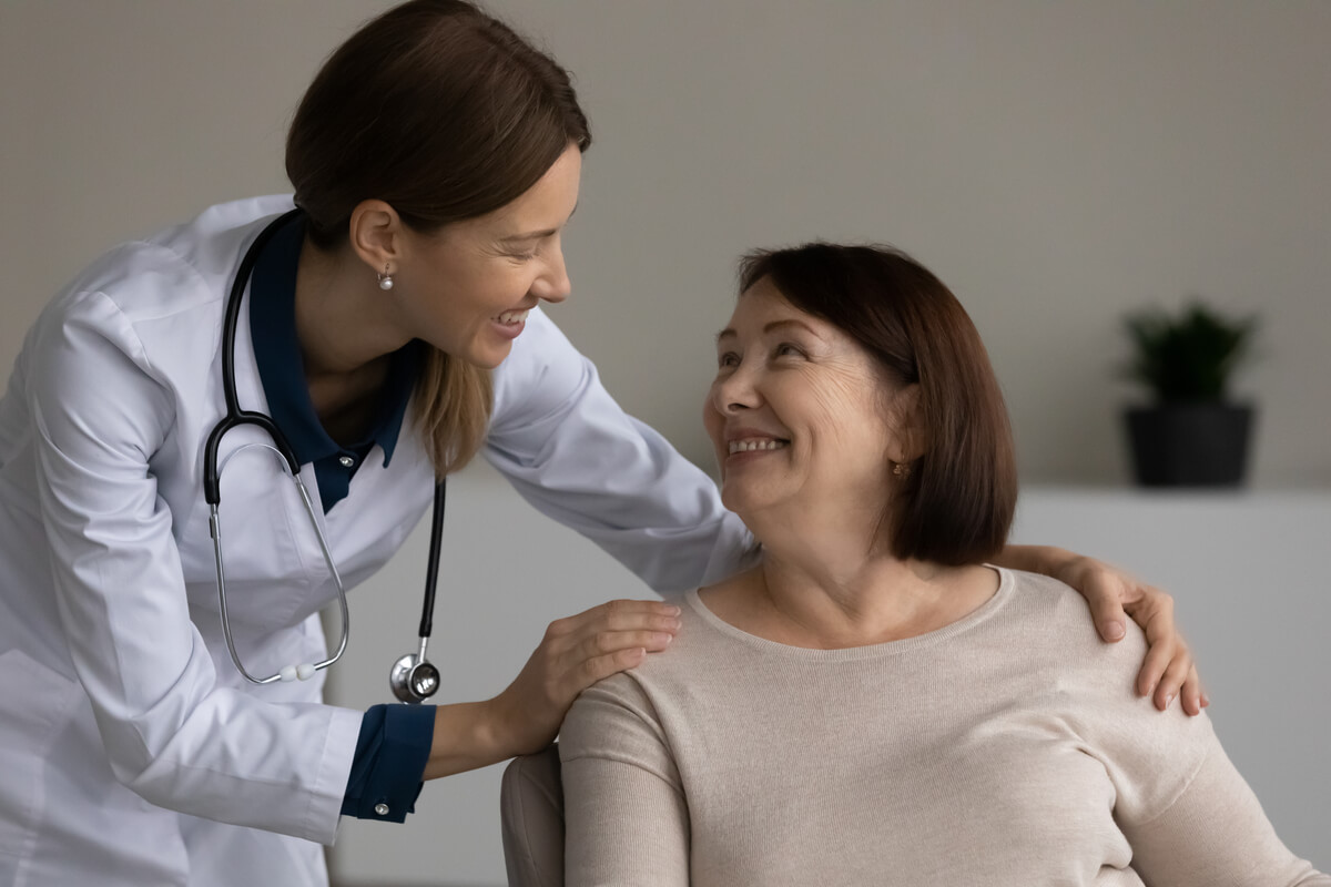 Médica cuidando de paciente
