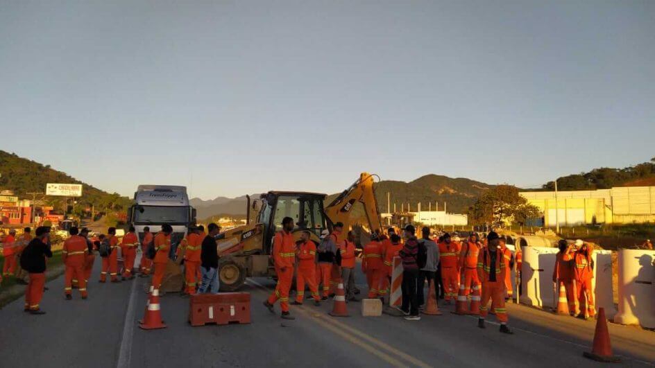 Manifestante bloquearam rodovia na manhã desta quarta-feira (7)