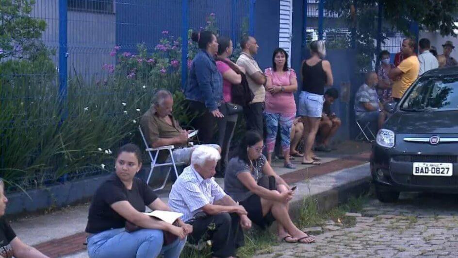 Diversas pessoas enfrentam fila para atendimento na UBSF do bairro Comasa