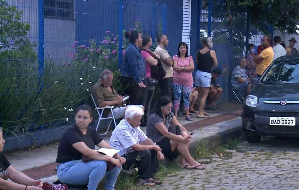 Diversas pessoas enfrentam fila para atendimento na UBSF do bairro Comasa
