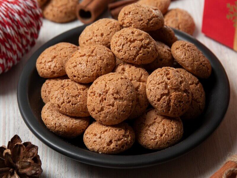 Biscoitos empilhados em cima de um prato preto