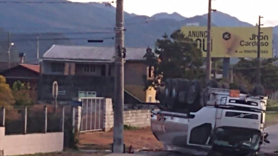 Caminhão tombou na BR-101