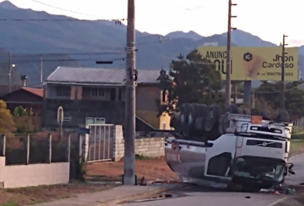Caminhão tombou na BR-101