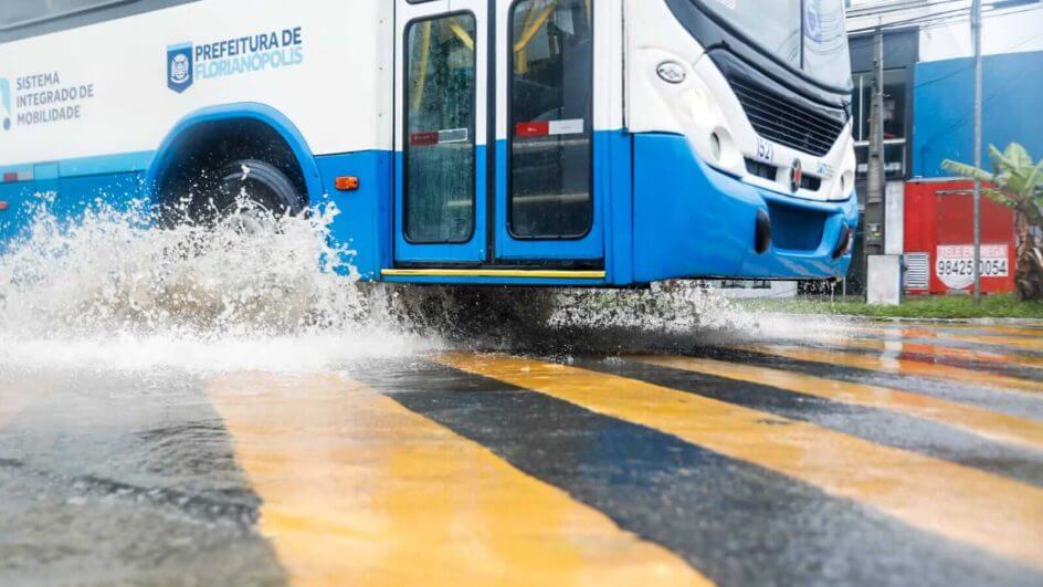 Chuva deixou ruas alagadas em Florianópolis