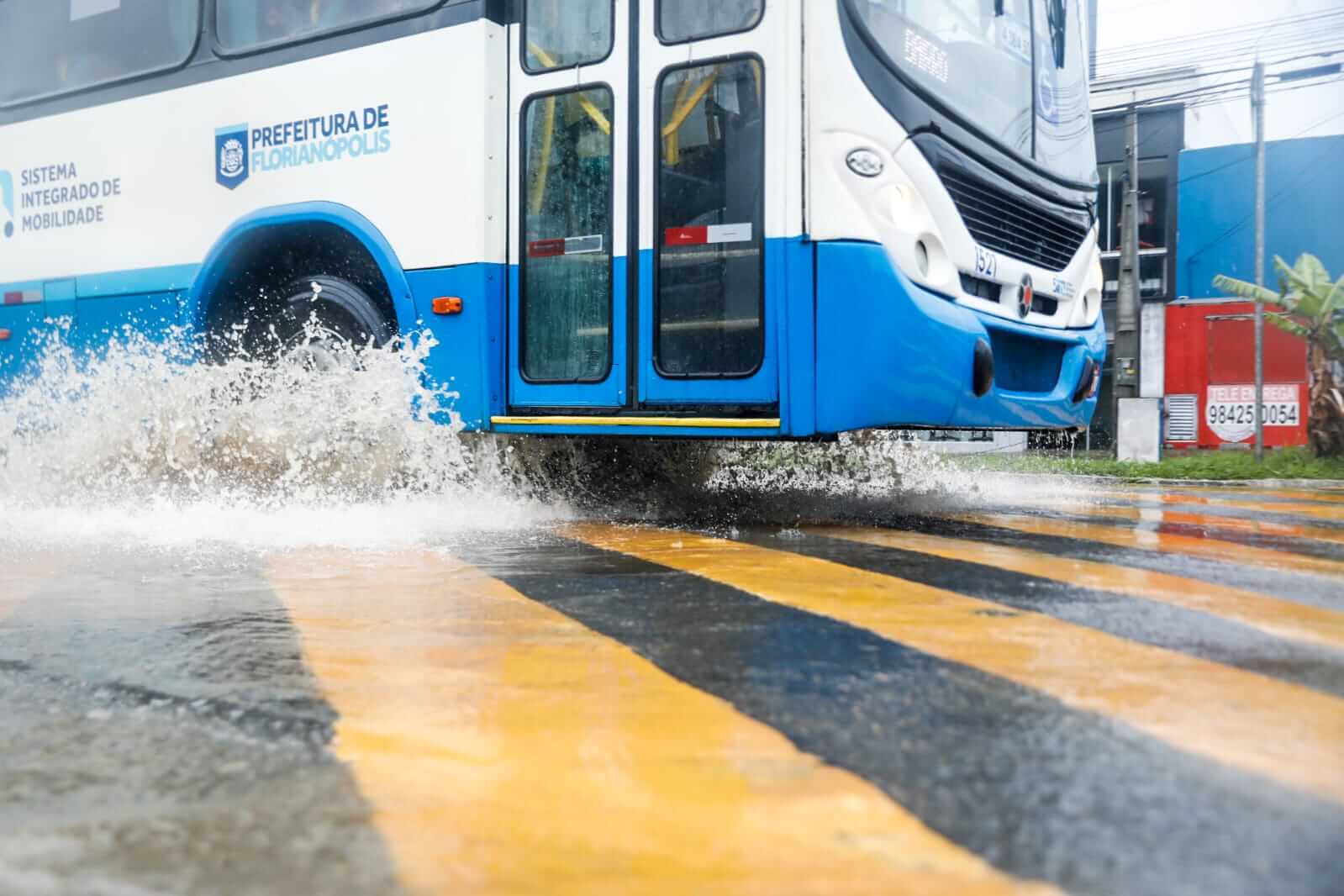 Chuva deixou ruas alagadas em Florianópolis