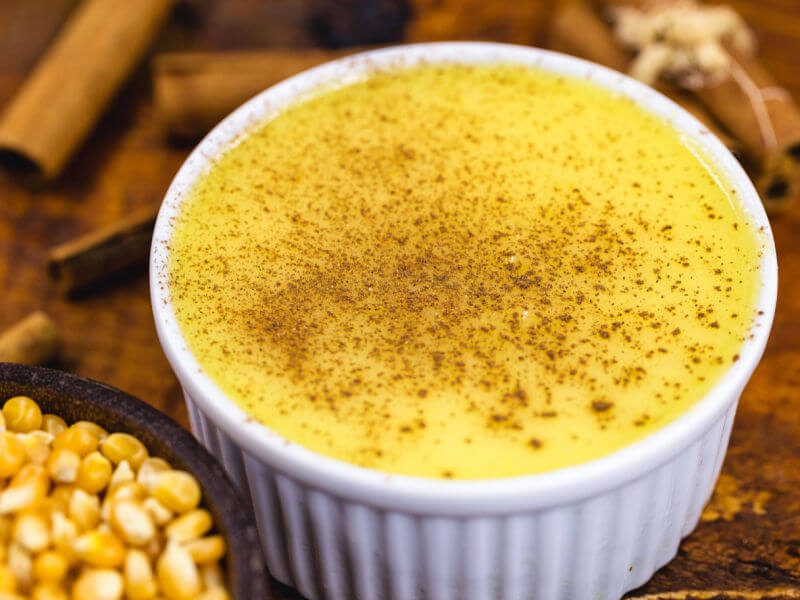 Curau de milho-verde em recipiente branco