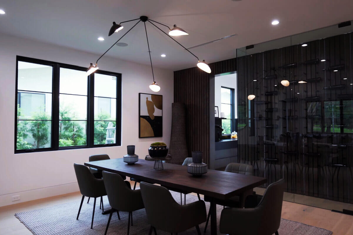 Sala de jantar luxuosa e iluminada com elementos contemporâneos