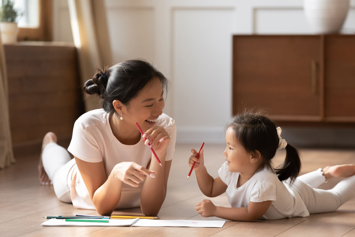 Mãe brincando com a filha pequena