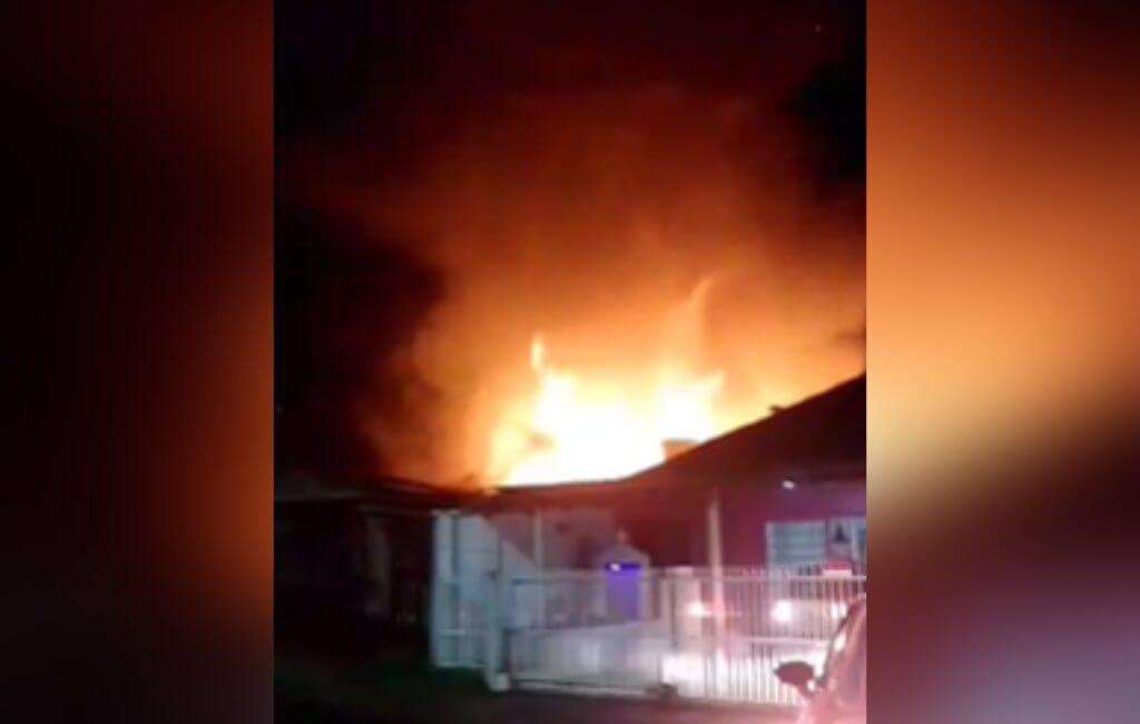 Chamas atingiram três casas