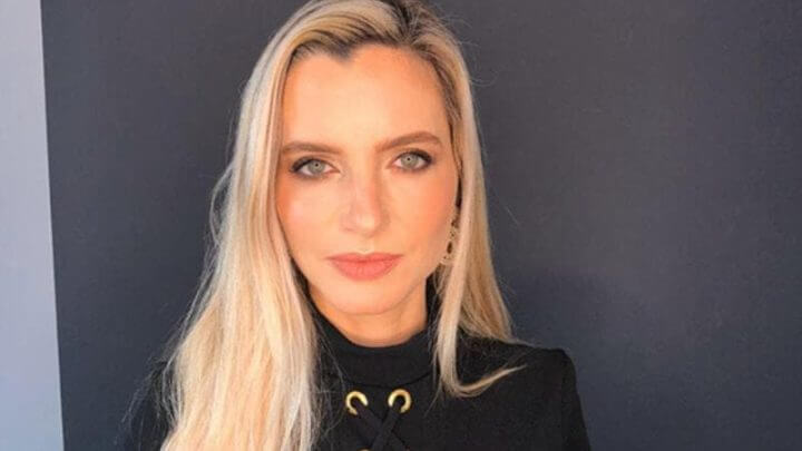 Juíza aparece em vídeos conversando com a criança