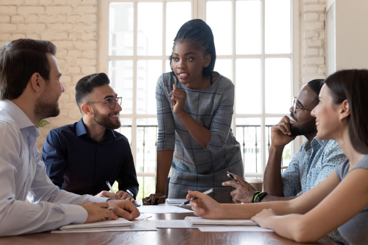 Líder executiva conversando com um grupo de funcionários diversificados