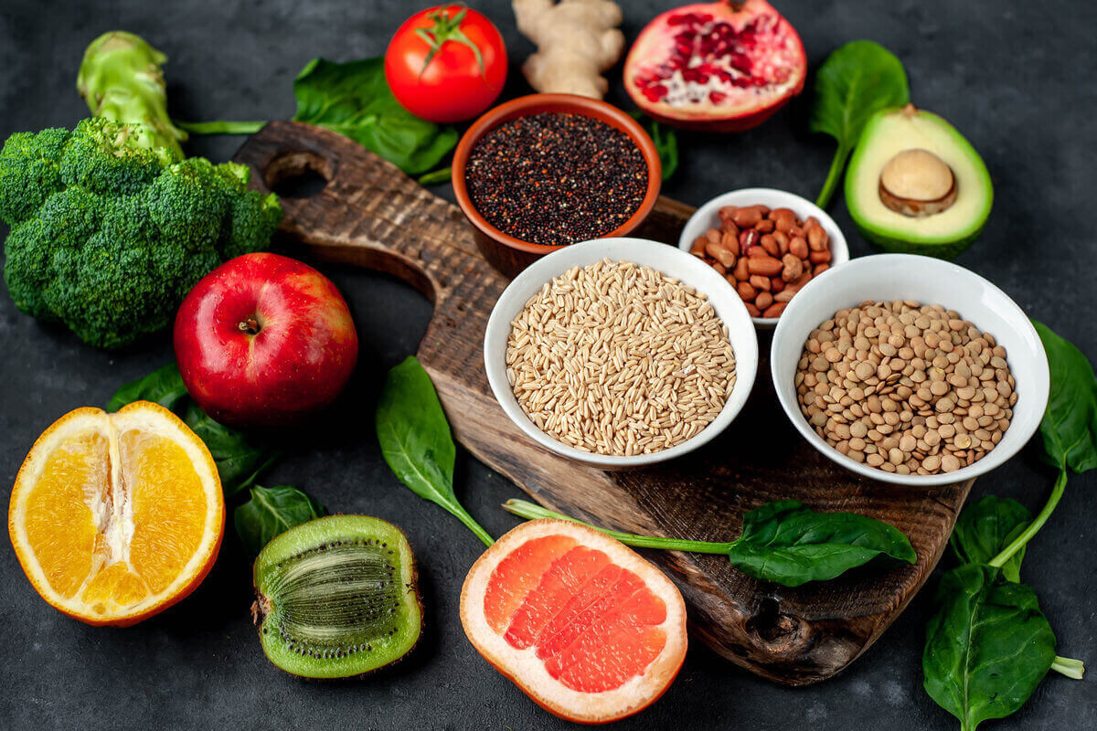 Mesa com cereais, legumes e verduras