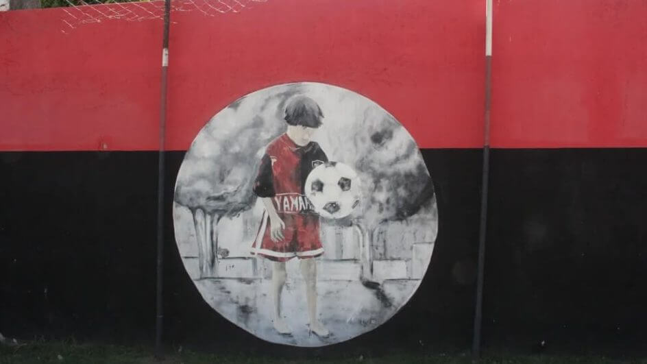 Mural exposto no CT Malvinas, da base do Newell's Old Boys, em homenagem a Messi — Foto: Rodrigo Lois