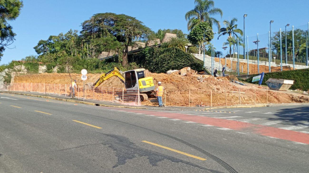 A terraplanagem está em andamento em área no Parque Hansen