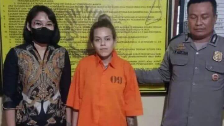 Manuela foi presa após droga ser encontrada na bagagem dela
