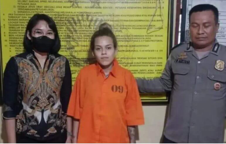 Manuela foi presa após droga ser encontrada na bagagem dela