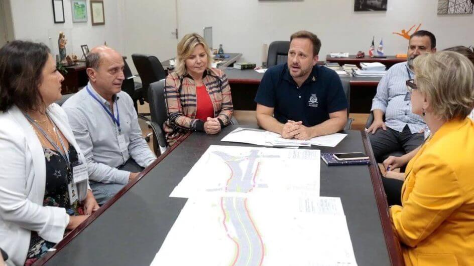 Em abril do ano passado, prefeito Adriano Silva recebeu projeto da duplicação parcial da Ottokar Doerffel