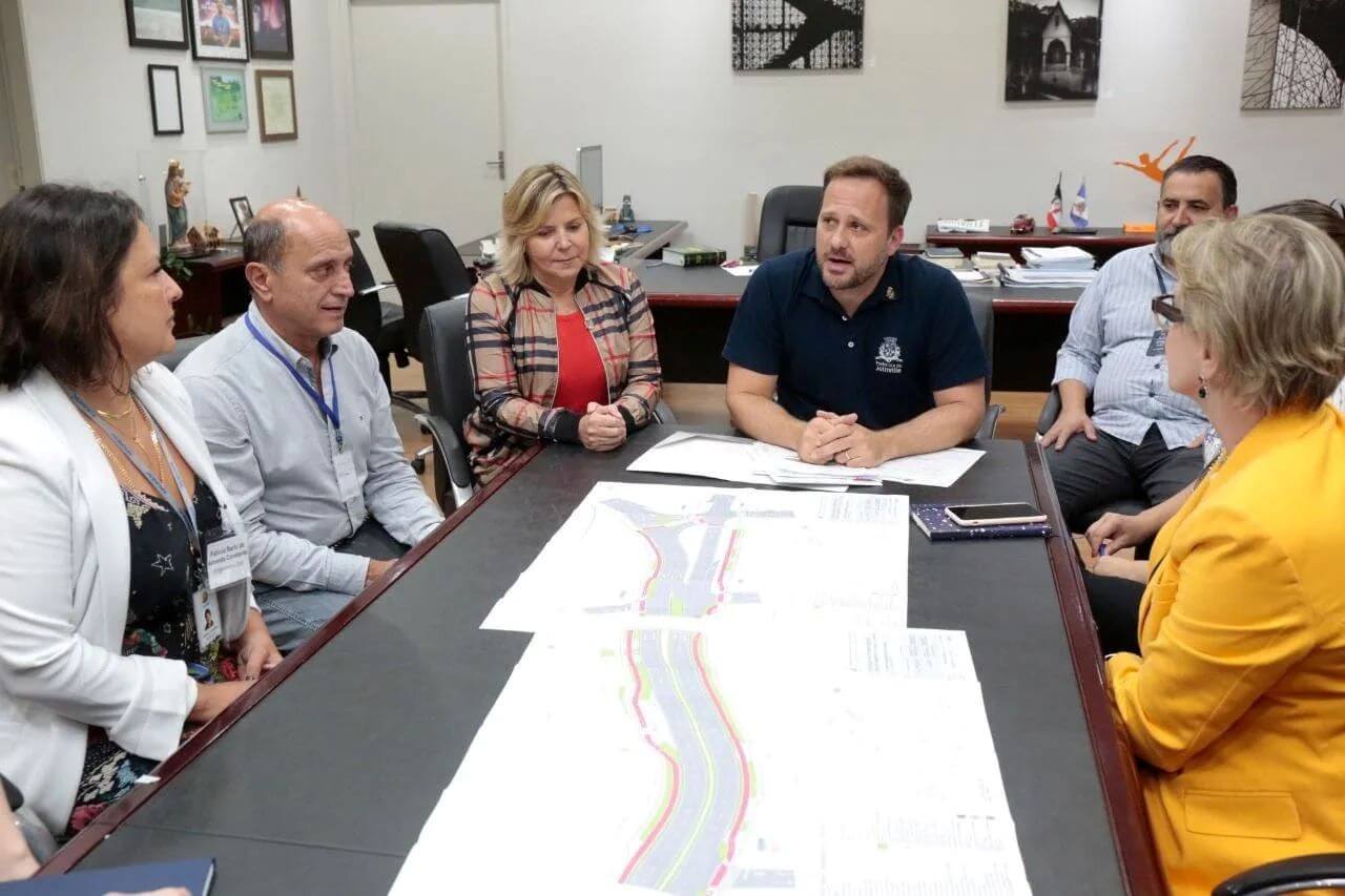 Em abril do ano passado, prefeito Adriano Silva recebeu projeto da duplicação parcial da Ottokar Doerffel
