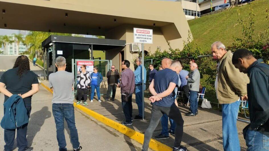 Manifestantes fazem paralisação em todo o Estado