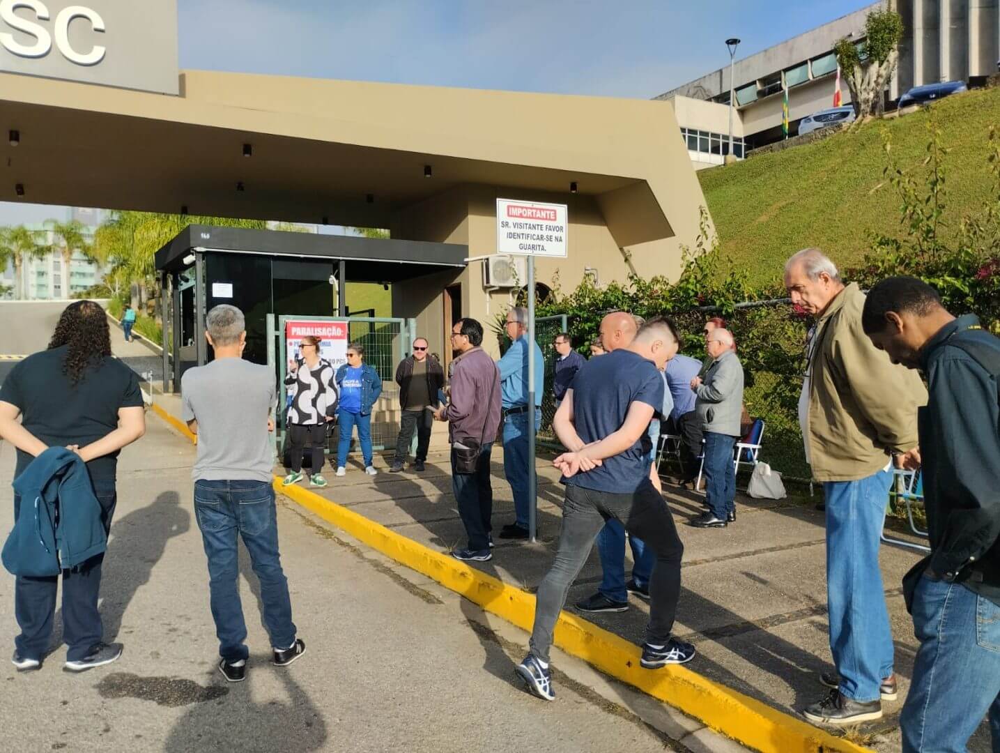 Manifestantes fazem paralisação em todo o Estado