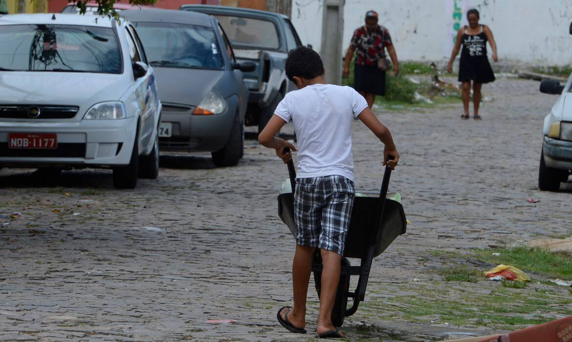 Brasil teve resgate de 702 vítimas de trabalho infantil nos quatro primeiros meses deste ano (Foto: Valter Campanato/Agência Brasil)