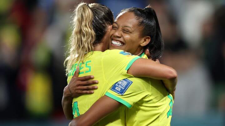 A alegria da dupla Tamires e Ary Borges, na goleada da Seleção