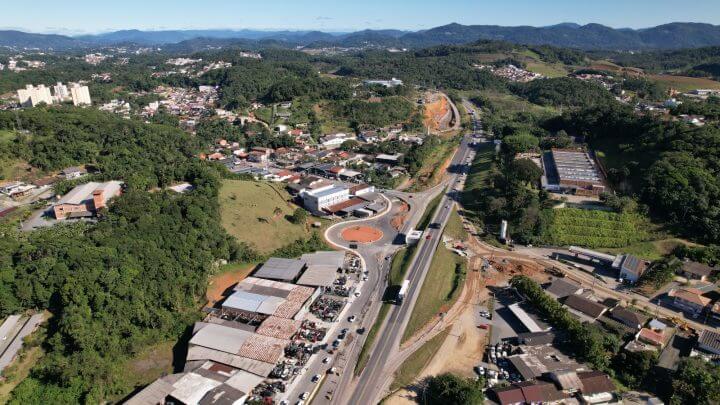 BR-470 no bairro Fortaleza, em Blumenau