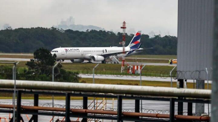 Avião derrapou na pista do aeroporto de Florianópolis