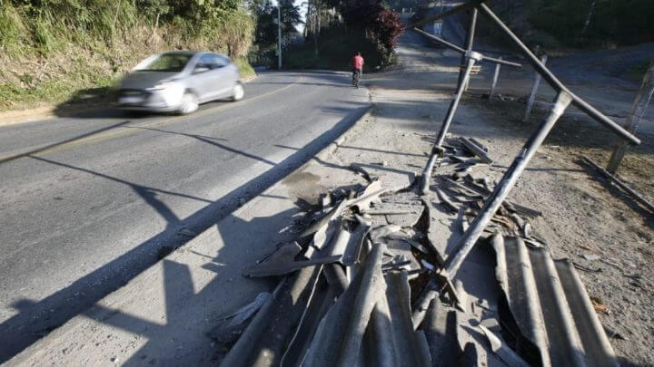 Ponto de ônibus destruído após acidente em Blumenau