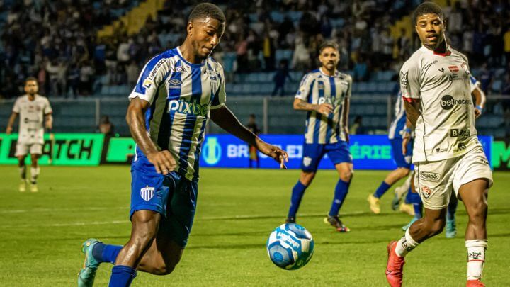 Atacante Gustavo, do Avaí, em ação contra o Vitória pela Série B